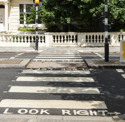 Na Inglaterra, país muito visitado por turistas, as grandes cidades - como a capital Londres - têm avisos para os visitantes pintados no asfalto. Look Right (Olhe à direita) ou Look Left (Olhe à esquerda), para que as pessoas se lembrem da mão de trânsito local.  