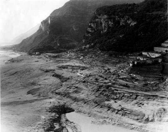 Na Itália houve o único tsunami causado por negligência. A Barragem do Vajont, uma das mais altas do mundo (262m), foi construída numa área com falhas geológicas. Em 9/10/1963, um deslizamento sobre a represa gerou ondas de 230 metros que arrasaram aldeias do Vale do Piave. 2 mil pessoas morreram. 