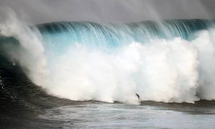 Na língua havaiana, o nome significa exatamente onda. A propósito, o local já foi palco de um campeonato de ondas gigantes organizado pela Red Bull, que convidou os 21 melhores surfistas da categoria. Entre eles Jeff Rowley, Kala Alexander e John John Florence.