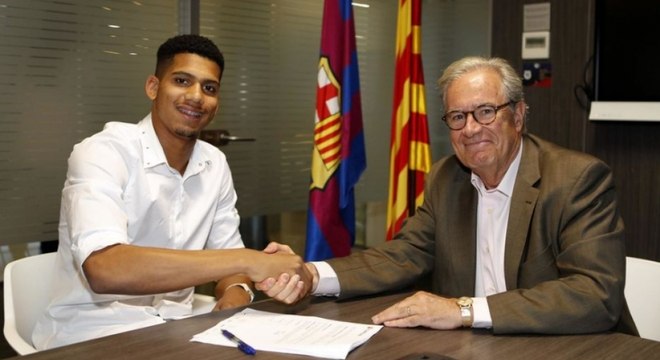 Na manhã desta quinta, o Barcelona anunciou a contratação do zagueiro Ronald Araújo, que defendia o Rentistas, da Segunda Divisão do futebol uruguaio. O vínculo é de cinco tem