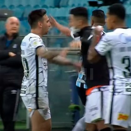 Na mesma competição, pela 18ª rodada, o Timão teve dificuldades para superar o Grêmio, em Porto Alegre. Jô marcou o único gol a pouco mais de dez minutos para o fim da partida.