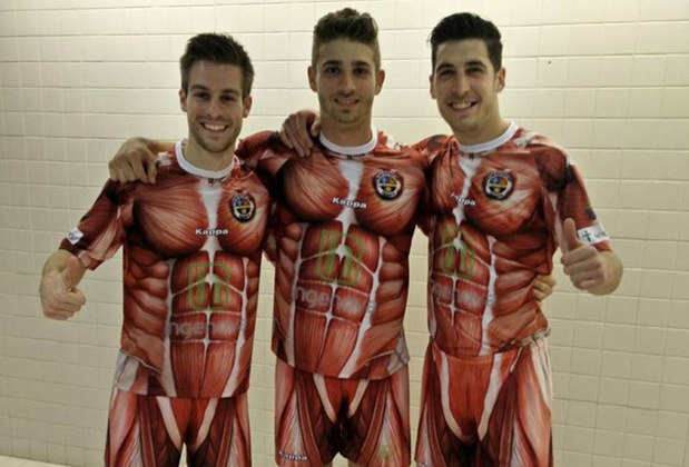 Na mesma linha a equipe espanhola CD Palencia Balompie, resolveu mostrar toda a anatomia humana na estampa de sua camisa.
