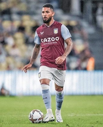 Na metade de 2017, Douglas transferiu-se para o Manchester City, da Inglaterra, mas logo foi emprestado para o Girona (ESP). Em 2019, foi vendido ao Aston Villa, onde está até hoje.
