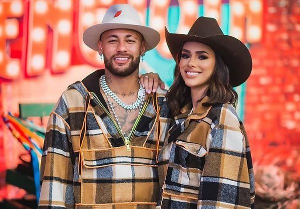 Na ocasião, ele teria o traído, mesmo com ela no evento. Os dois, aliás, estavam com roupa combinando e registraram o momento na Internet. Depois da reportagem, Neymar postou a seguinte mensagem no Instagram: 