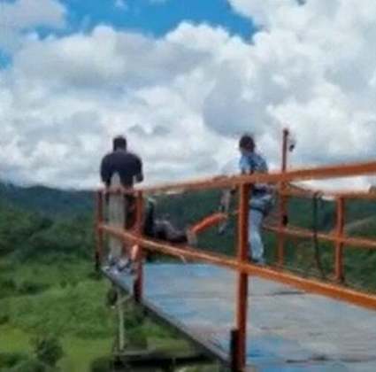 Na ocasião, eles foram até um ponto turístico em Campo Magro, na Região Metropolitana de Curitiba. Lá, ele decidiu participar de uma ação chamada pêndulo, ato semelhante ao famoso bungee jump.