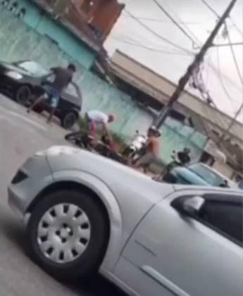 Na ocasião, os agressores também quebraram a motocicleta do comerciante, que foi socorrido por um familiar.