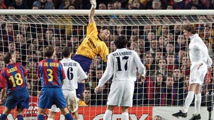 Na primeira Era 'Galáctica' do time, Figo, Zidane, Ronaldo e Beckham sentiram a decepção de perder todos os títulos da temporada, inclusive o espanhol, após perder assustadores sete jogos dos últimos dez. Para se ter uma ideia, o Real Madrid terminou o campeonato na quarta posição, com 10 derrotas em 38 rodadas - ou seja, 70% dessas derrotas aconteceram a partir da rodada 28. Os campeões deste ano foram o Valência. 