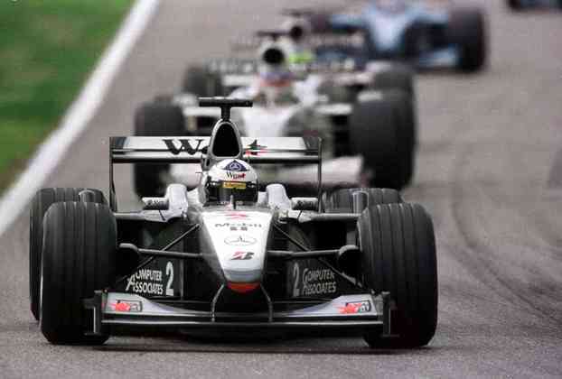 Na primeira parte da corrida, a dupla da McLaren era quem liderava