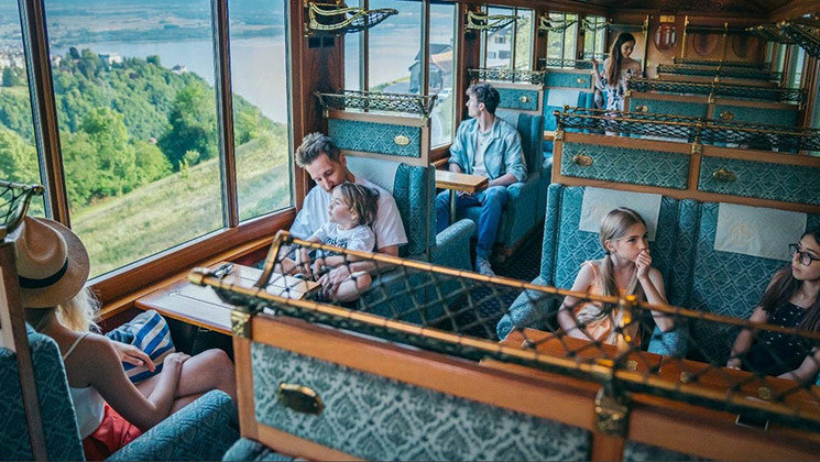 Na região há uma das mais famosas rotas panorâmicas de trem da Suíça.  O trajeto começa na cidade de Montreux e o trem tem vagões  da 'Belle Époque'