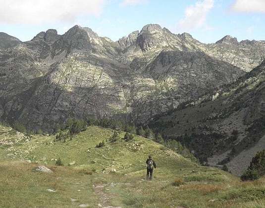 Na região, pessoas fazem a“rota de Coronallacs”, com extensão de 90 km. São cinco dias de caminhada. A área é propícia para percursos a cavalo, escalada, caça, pesca e, no inverno, esqui de montanha. 