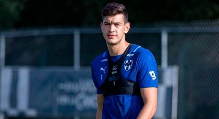 Na Seleção Mexicana desde 2017, Montes é um zagueiro de 1,95m e de muita imposição física.