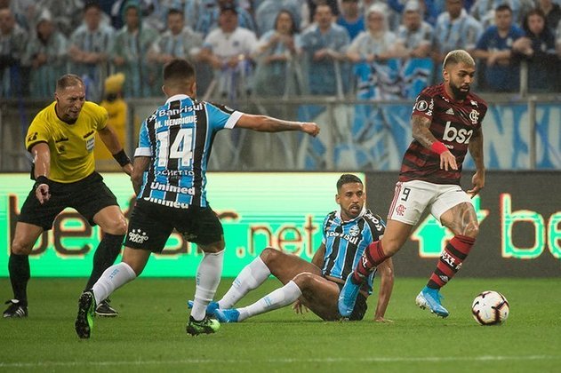Na semifinal, o Fla pegou outro time gaúcho: o Grêmio. O primeiro jogo foi no Sul: 1 a 1. Na partida de volta, o Flamengo não tomou conhecimento e atropelou: 5 a 0, o que fazia o Rubro-Negro voltar a disputar uma final de Libertadores após 38 anos. 