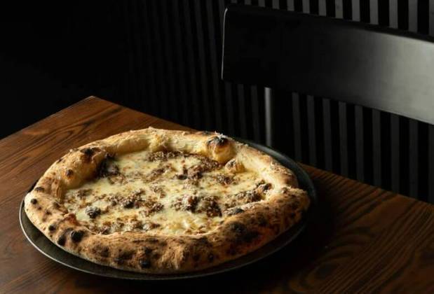 Na sequência quem aparece é: Una Pizza Napoletana, em Nova York.