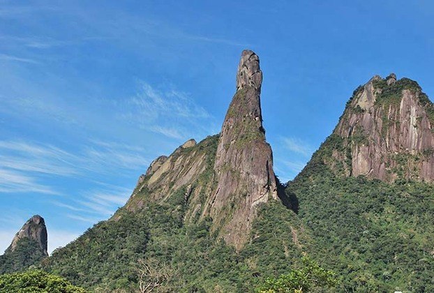 Na Serra dos Órgãos fica o famoso monte chamado de Dedo de Deus, por causa de seu formato peculiar. Ele tem 1.692 metros.