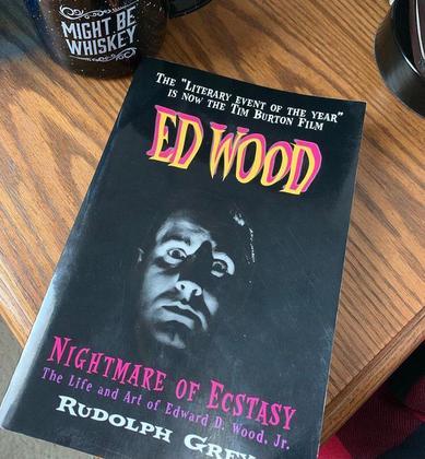 Na sua biografia (Nightmare of Ecstasy: The Life and Art of Edward D. Wood Jr.), lançada em 1992, há alguns relatos curiosos.