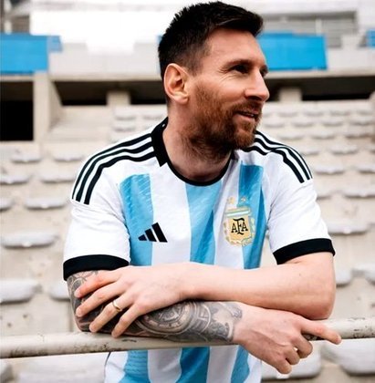 Na última sexta-feira (8), a Seleção argentina lançou a camisa que será usada na Copa do Mundo de 2022, no final deste ano. Entre os modelos, estava Lionel Messi. A peça é da Adidas, mantém as listras azul e branca, mas com mais detalhes em preto. 