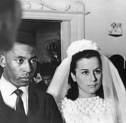 Na vida pessoal, Pelé se relacionou com algumas celebridades e foi casado três vezes. O primeiro casamento foi com Rosemeri dos Reis Cholbi, durou 14 anos, de 1966 a 1980, e rendeu três filhos: Kelly Cristina, Jennifer e Edson, que se tornou goleiro do Santos.