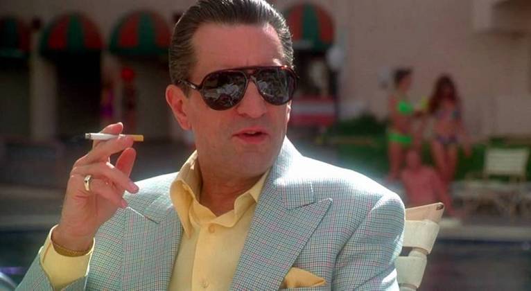 Na vida real, Frank era um mafioso que tomava conta dos esquemas envolvendo os cassinos de Las Vegas. O filme “Cassino” (1995), dirigido por Martin Scorsese, conta a história de como funcionava esse sistema e tem, mais uma vez, De Niro no papel principal.