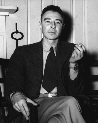 Na vida real, Robert Oppenheimer estudou física em algumas das mais prestigiadas universidades dos Estados Unidos e da Europa, incluindo Harvard e Cambridge. 