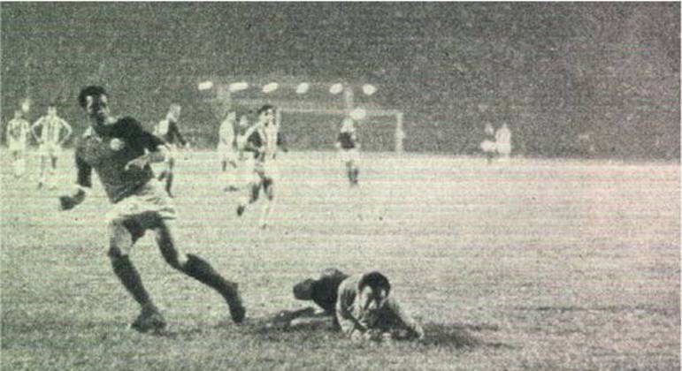 Na volta, o Palmeiras superou os uruguaios por 2 a 1, alcançando sua segunda final. Na decisão, porém, o Alviverde mais uma vez não conseguiu sagrar-se campeão. Após três partidas contra o Estudiantes-ARG, o Palmeiras sentiu o gosto amargo de mais um segundo lugar.