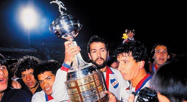 Nacional - URU (três títulos):1971, 1980 e 1988 (foto)