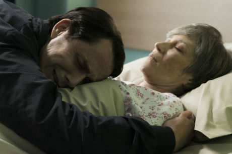 Atriz em cena com Petrônio Gontijo, que interpreta o bispo