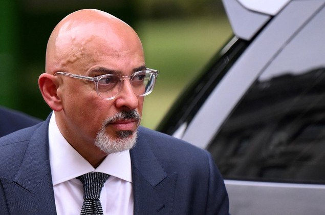 Nadhim Zahawi - chegando ao Reino Unido como refugiado iraquiano, o homem que liderou o bem-sucedido programa de vacinação contra a Covid-19 não renunciou ao seu recente cargo de chefe da pasta das Finanças, substituindo o resignado Sunak, mas hoje pediu a Johnson que renunciasse, depois que pessoas próximas o avisaram que sua proximidade com o premiê poderia estragar suas possíveis aspirações de sucedê-lo. Nas últimas horas, meios de comunicação influentes como o Telegraph promoveram sua candidatura