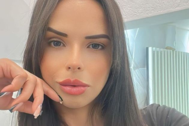 A candidata à Polícia Civil Nadine Novello Conde Carlos, de 31 anos, flagrada com uma câmera e uma escuta durante a realização da prova da Fundação Vunesp em uma faculdade da zona oeste de São Paulo, é filha do policial civil Cyrillo Conde Carlos e formada em direito. Ela foi presa em flagrante no domingo (26) e solta na segunda-feira (27) após pagar fiança de R$ 6.600