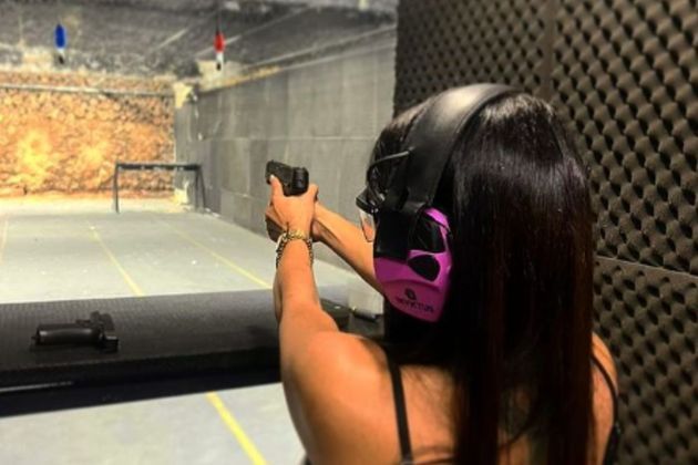 Em outro post, Nadine contou aos seguidores que frequentar clubes de tiro é o seu 