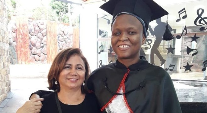 Nadine com sua 'mÃ£e' brasileira, Loide Wanderley, na formatura da faculdade de Direito, onde ganhou bolsa integral