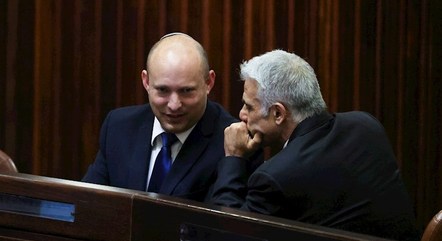 Bennett (esq.) e Lapid conversam no Parlamento