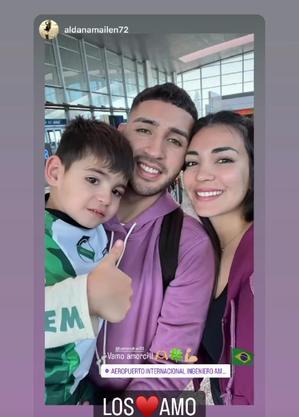 Nahuel Bustos em aeroporto com a família