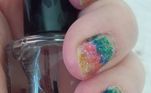 'Essas unhas são brilhantes e se parecem vagamente com um arco-íris. Mas acho que preciso me limitar a costurar e tricotar porque nail art não é meu forte', assumiu a internauta