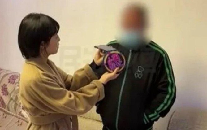 Zhou é um chinês que trabalhava em uma fazenda de melancias de Mianmar, um país do Sudeste Asiático. Como pretendia voltar para a China, ele começou a namorar a distância uma mulher do país