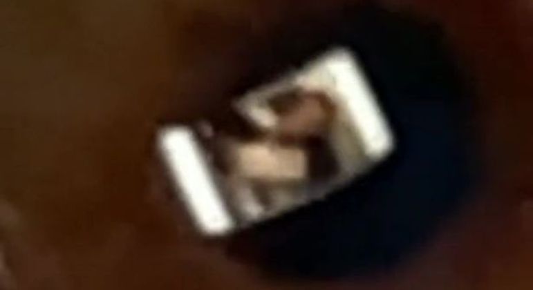Reflexo no olho da garota revelou que ela navegava em aplicativo de relacionamento