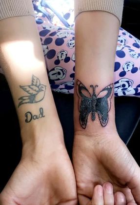 Tatuagem de borboleta feita em mulher dá muito errado e a deixa