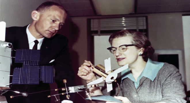 Nancy Grace e Buzz Aldrin, trabalhando no projeto do telescópio Hubble 
