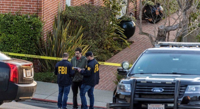 Agentes do FBI cercam residência de Nancy Pelosi após ataque ao marido dela