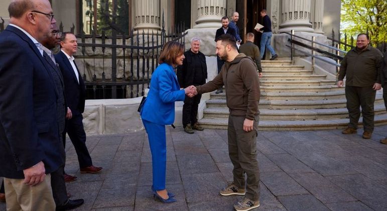 Zelenski cumprimenta Nancy Pelosi na entrada da sede da Presidência em Kiev