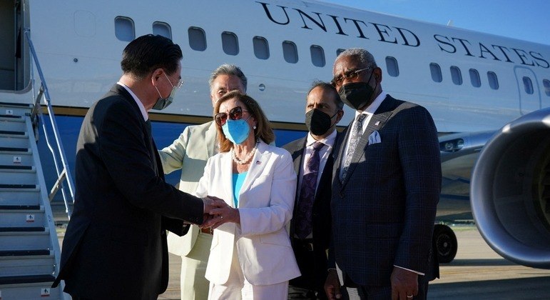 Nancy Pelosi antes de embarcar em avião no aeroporto de Taipei, em Taiwan