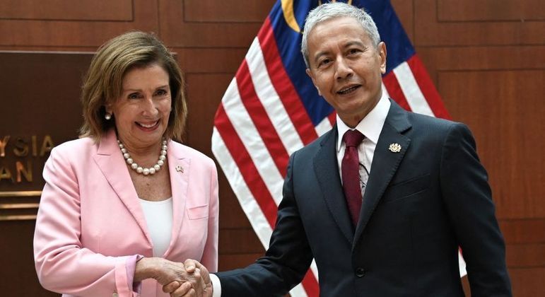 Nancy Pelosi, nesta terça (2), com Azhar Azizan Harun, presidente da câmara da Malásia
