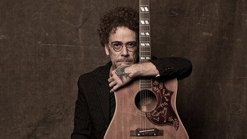 Nando Reis explora infância em disco com versões de Roberto (Divulgação: Jorge Bisbo)