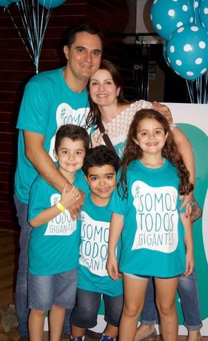 Os Nogueira e o 'gigante' Gabriel (centro) (Divulgação/Somos Todos Gigantes)