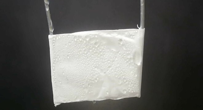 Nanofibra com água atraída do ar