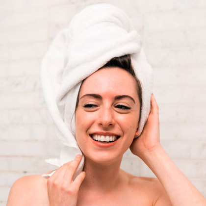 Não esfregue os cabelos na hora de secá-los. Separe em quatro mechas e apenas pressione com a toalha(de preferência, de microfibra), papel-toalha ou uma camisa antiga de algodão. O cabelo molhado quebra mais fácil. Tenha calma. 