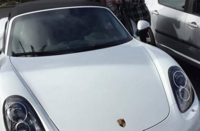 Não foi apenas Luan Santana que recebeu um mimo valioso de CR7. O português presenteou a mãe, aniversariante de noite, com um Porsche Cayenne - Foto: Reprodução/Instagram