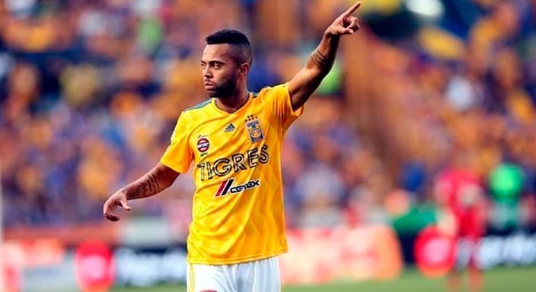 NÃO ROLOU - Rafael Carioca, volante do Tigres-MEX, trocou mensagens com o presidente do Botafogo e os dois tiveram uma conversa inicial quanto a uma possível negociação, mas nada avançou. A parte financeira impede que o Alvinegro até mesmo sonhe com a contratação do jogador