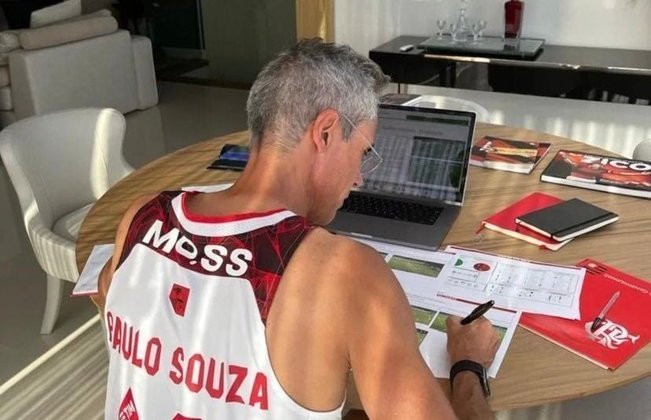 Não são só jogadores! Paulo Sousa, ex-técnico do Flamengo, foi presenteado com uma camisa de basquete do rubro-negro em que trocaram o 