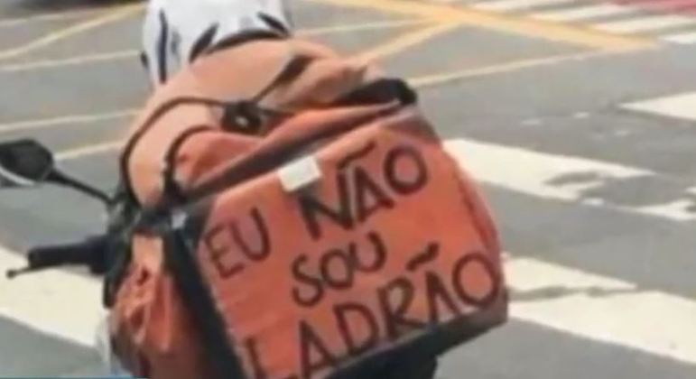 Entregador escreve mensagem em mochila após discriminações: 'Eu não sou ladrão'