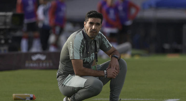 Nao teria outro treinador para ser eleito o melhor técnico da América do Sul. Abel Ferreira conquistou sua segunda Libertadores consecutiva em duas disputadas. O comandante compensou as dificuldades com inteligência e estratégia no Palmeiras.